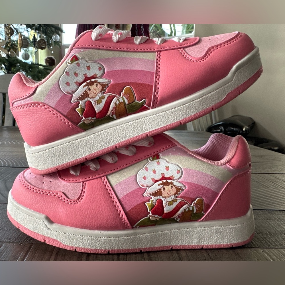 Strawberry Shortcake Girls Court Sneakers Youth Size 3 (NWOT)